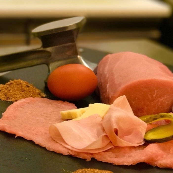 Gli ingredienti del cordon bleu: vitello, prosciutto, formaggio e uovo