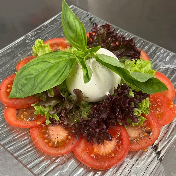 Burrata con pomodoro e basilico