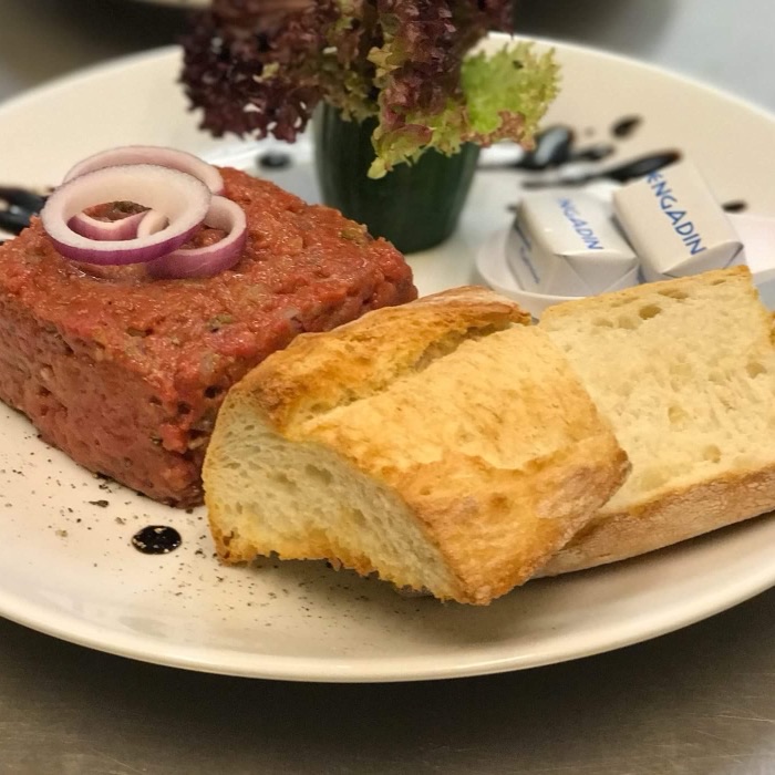 Tartare di manzo con pane tostato
